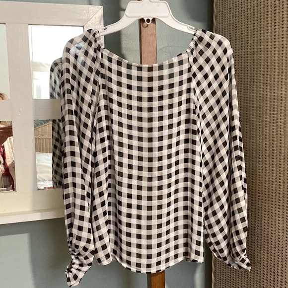 Black&White sheer checkered long sleeve top. - Picture 3 of 7